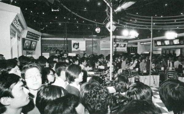 With the arrival of the microcomputer era, many visitors flocked to the exhibition of semiconductors, optical electronics, etc. (1980)