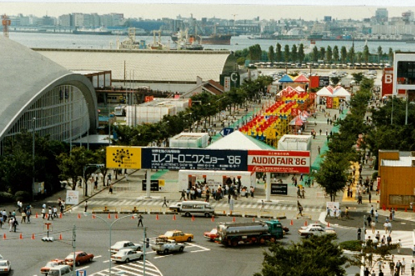 Distant view of the venue for the electronics show in Harumi, Tokyo (1986)