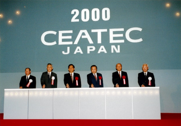 The new “CEATEC JAPAN” was launched (2000)