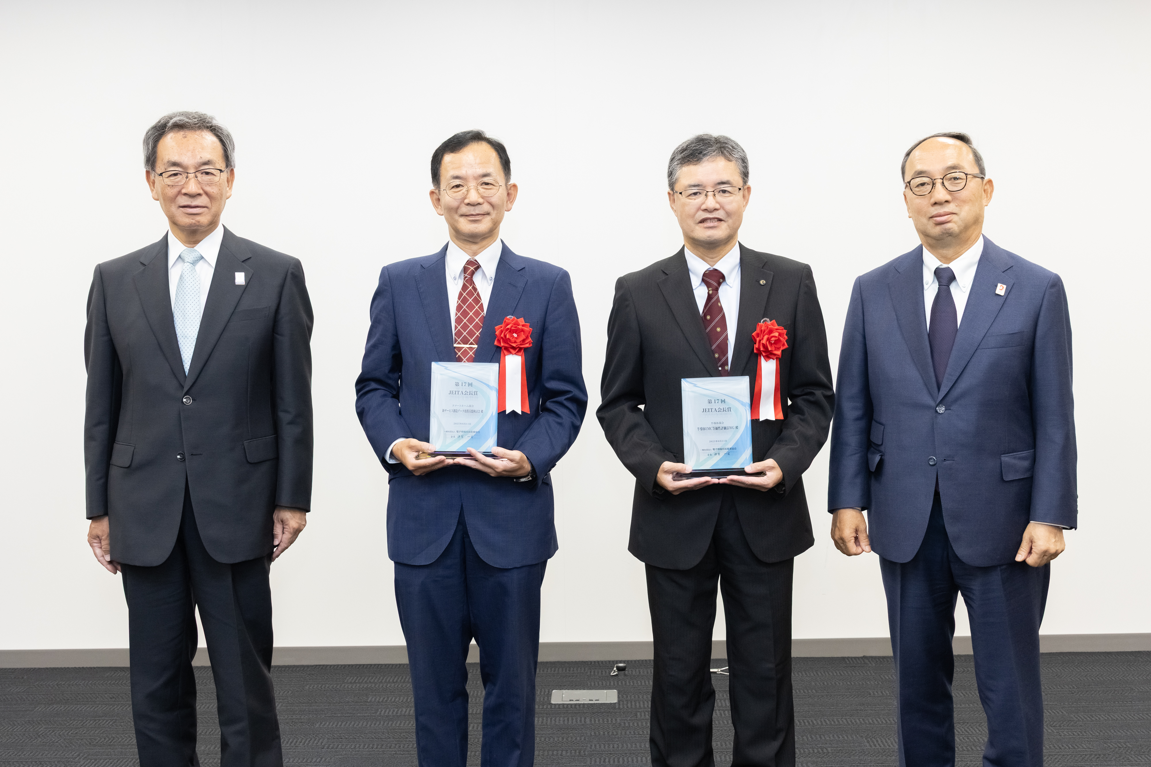 左から、津賀 一宏前会長、スマートホーム部会／新サービス創造データ連携基盤検討会　座長　白石 奈緒樹氏、半導体部会／半導体EMC性能等価性評価WGワーキングリーダ　市川 浩司氏、漆間　啓会長